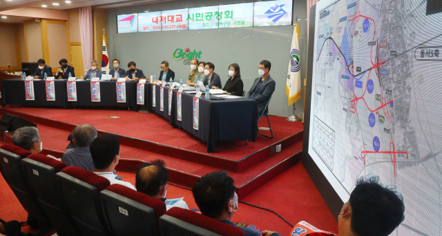 27일 오후 부산 강서구청 구민홀에서 열린 ‘대저대교 시민공청회’에서 찬성과 반대 양쪽 패널들이 열띤 토론을 진행하고 있다. 정종회 기자 jjh@