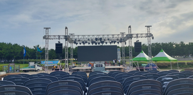 부산락스퍼국제영화제 상영을 위해 다대포해변공원 중앙광장에 스크린이 마련됐다. 나웅기 기자 wonggy@