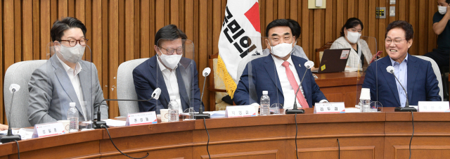 27일 국회에서 열린 국민의힘-부산·울산·경남 예산정책협의회에 참석한 권성동 당 대표 직무대행 겸 원내대표, 박형준 부산시장, 김두겸 울산시장, 박완수 경남도지사(왼쪽부터). 국회사진기자단