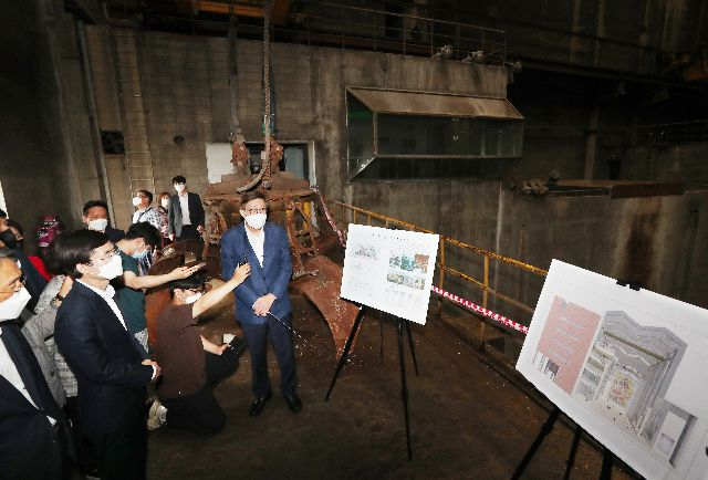 지난해 6월 박형준 부산시장이 부산 사하구 다대소각장에서 부지개발계획을 발표하고 있다. 부산일보DB