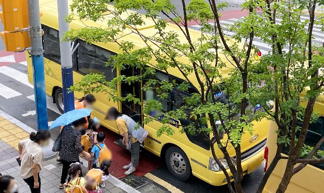 사진은 부산 강서구의 한 아파트 단지 앞에서 아이들이 통학버스를 타고 있다. 정종회 기자 jjh@