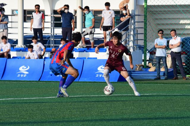 제59회 청룡기 전국고교축구대회 4강 진출 팀이 결정됐다. 26일 경남 고성군 스포츠파크 4구장에서 열린 부산정보고와 경기 용인TAESUNG FC U18의 8강전에서 부산정보고 정재민(오른쪽)이 공을 몰고 있다. 용인TAESUNG이 부산정보고에 2-0으로 이겼다.