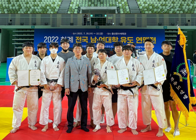 남녀대학유도연맹전 남자 단체전 우승을 차지한 동의대 유도부. 동의대 제공