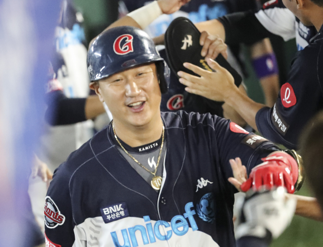 22일 부산 사직야구장에서 열린 프로야구 KIA 타이거즈와 롯데 자이언츠의 경기에서 롯데 이대호가 좌측담장을 넘기는 투런홈런을 치고 더그아웃에서 축하를 받고 있다. 연합뉴스