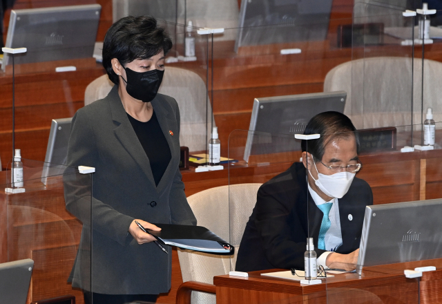 박순애 부총리 겸 교육부 장관이 27일 오후 국회에서 열린 교육·사회·문화 대정부질문에서 발언대로 향하고 있다. 연합뉴스