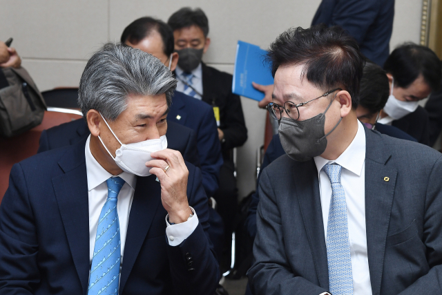 강석훈 산업은행 회장(오른쪽)과 윤종원 기업은행장이 28일 국회에서 열린 정무위원회 전체회의를 준비하며 대화를 나누고 있다. 김종호 기자 kimjh@