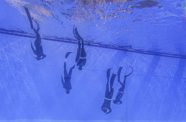 울산 문수실내수영장 다이빙풀에서 프리다이빙을 즐기는 모습