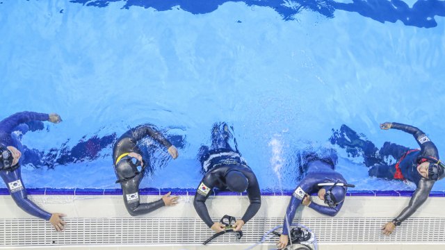 울산 문수실내수영장 다이빙풀에서 프리다이빙을 즐기는 모습