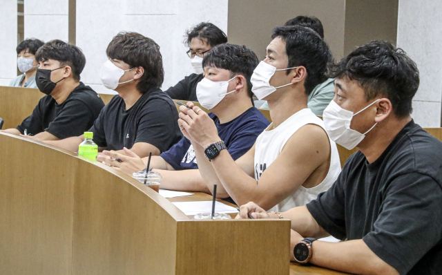 부산농업기술센터에서 강의를 듣는모습