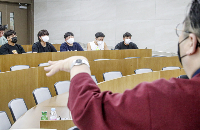 부산농업기술센터에서 강의를 듣는모습