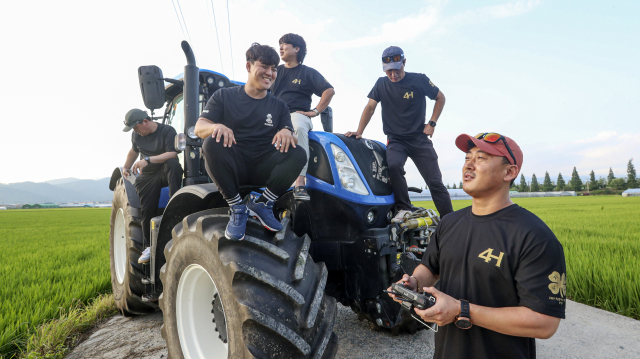 강서구 대저동 논에서 농업용 드론을 운용하는 모습