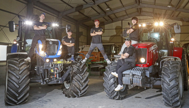 왼쪽부터 이우식(31), 김영환(31), 이재빈(36), 정재욱(35), 조창수(30) 고향으로 돌아온 청년후계농 5인방은 더 많은 기회와 성공을 바라며 수도권으로 향하는 또래들과는 정반대의 노선을 탄 이들은 