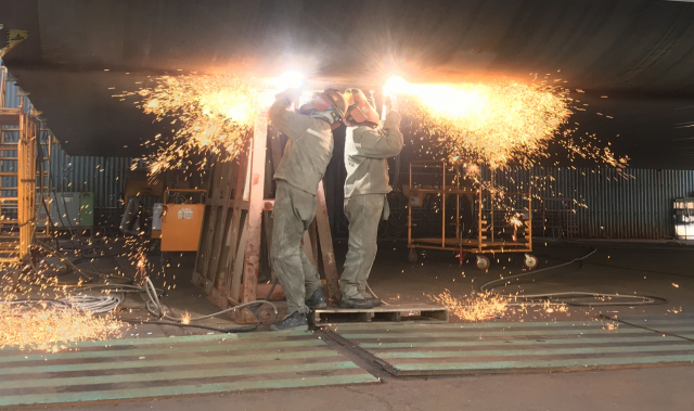 하청노조 점거 농성으로 한 달 넘게 조업이 중단됐던 대우조선해양 옥포조선소 1번 독에서 휴가를 반납한 노동자들이 구슬땀을 흘리며 조업 중이다. 김민진 기자