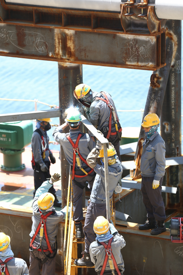 하청노조 점거 농성으로 한 달 넘게 조업이 중단됐던 대우조선해양 옥포조선소 1번 독에서 휴가를 반납한 노동자들이 구슬땀을 흘리며 조업 중이다. 김민진 기자