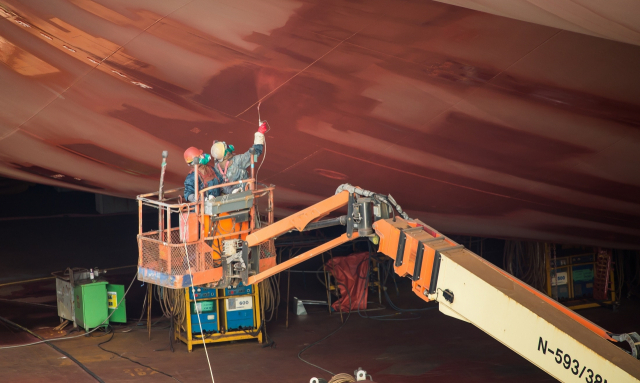 하청노조 점거 농성으로 한 달 넘게 조업이 중단됐던 대우조선해양 옥포조선소 1번 독에서 휴가를 반납한 노동자들이 구슬땀을 흘리며 조업 중이다. 김민진 기자