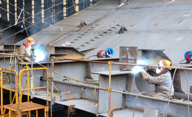 하청노조 점거 농성으로 한 달 넘게 조업이 중단됐던 대우조선해양 옥포조선소 1번 독에서 휴가를 반납한 노동자들이 구슬땀을 흘리며 조업 중이다. 김민진 기자