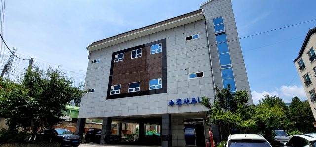 시와 장학재단이 재매각을 추진 중인 목욕탕 전경. 김태권 기자