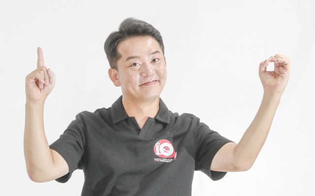 김준호 부산국제코미디페스티벌 집행위원장. 올해 10회를 맞아 양손으로 숫자 10을 표시하고 있다. 김종진 기자 kjj1761@