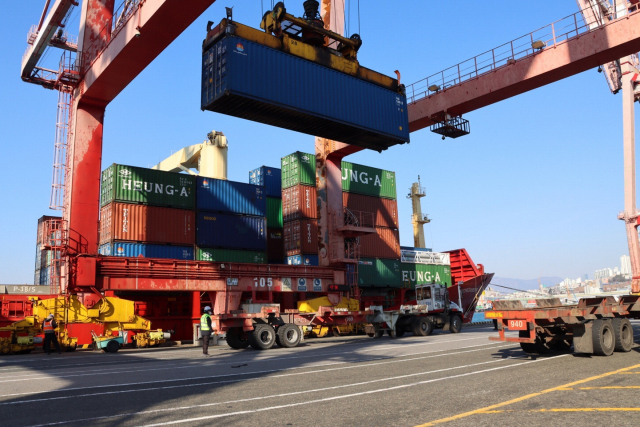 항만 작업은 선박 입·출항 일정에 따라 단시간에 고강도로 이뤄지면서 노동자의 ‘안전’은 우선순위에서 밀리기 쉽다. 부산항 북항의 한 터미널에서 컨테이너 하역 작업을 하는 모습. 부산항운노조 제공