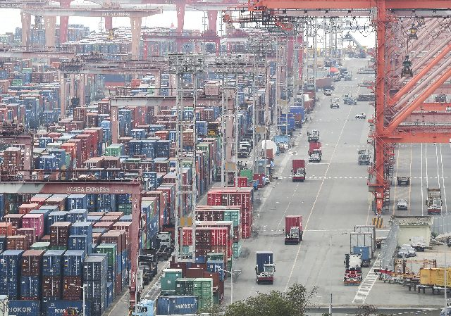 사진은 부산 신선대부두에서 컨테이너를 실은 화물차들로 분주한 모습을 보이고 있다. 부산일보DB