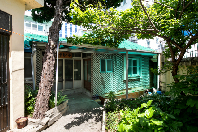 기존 부용경로당의 외관. 1951년에 세워진 건물로 누수, 야외화장실 등으로 주민들이 이용에 불편을 겪었다. 부산건축제 제공