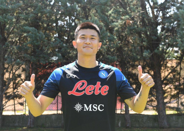 이탈리아 세리에A 명문 나폴리에 입단한 한국 축구 대표팀 수비수 김민재가 나폴리 유니폼을 입고 있다. 나폴리 구단 제공
