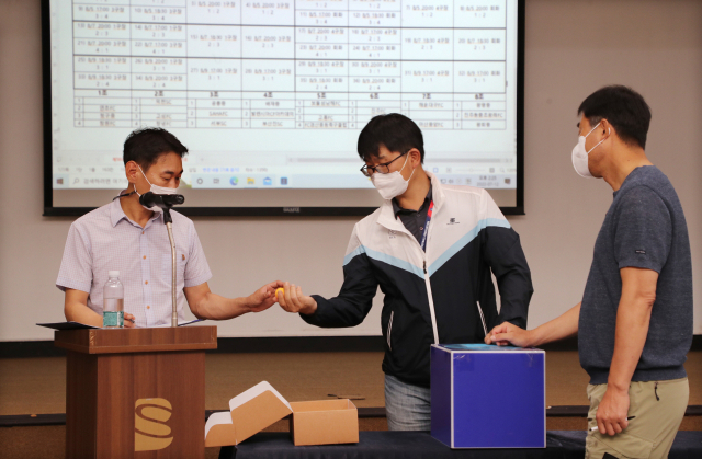 국내 중학 축구 최강자를 가리는 제59회 청룡기 전국중학교축구대회 대진표가 확정됐다. 12일 부산 동구 부산일보사 10층 대강당에서 열린 참가팀 대표자 회의에서 조 추첨이 진행되고 있다. 강선배 기자 ksun@