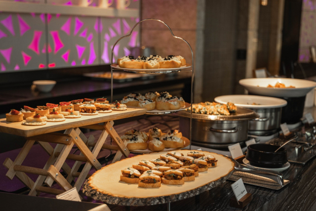 부산롯데호텔은 고래사어묵과 협업으로 뷔페 ‘라세느’에서 내달까지 어묵을 소재로 한 신메뉴를 선보인다. 부산롯데호텔 제공