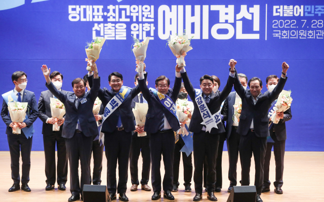 더불어민주당 박용진·이재명·강훈식 당 대표 예비후보가 28일 오후 국회 의원회관에서 열린 당대표와 최고위원 선출을 위한 예비경선대회에서 최종 후보로 선출된 뒤 인사를 하고 있다. 김종호 기자 kimjh@