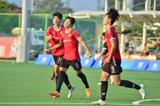 28일 경남 고성군 스포츠파크 4구장에서 열린 제59회 청룡기 전국고교축구대회 충남 천안제일고와 경기 초지고의 4강전에서 천안제일고 손휘(왼쪽 두 번째)가 팀의 두 번째 골을 넣고 세리머니를 하고 있다. 정광용 기자