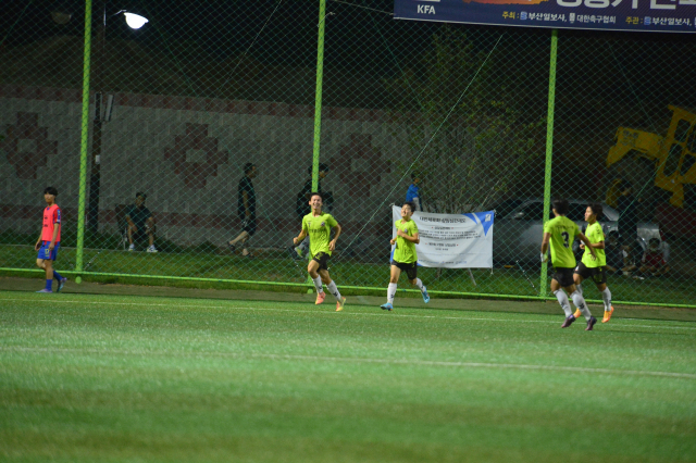 28일 경남 고성군 스포츠파크 4구장에서 열린 제59회 청룡기 전국고교축구대회 경기 FC광명시민 U18과 용인TAESUNG FC U18의 4강전에서 FC광명시민 정희찬(왼쪽 두 번째)이 선제골을 넣고 환호하고 있다. 정광용 기자