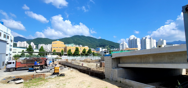 양산시가 신기동 일대 교통체증 해소 위해 공사 중인 양산2교를 오는 9월 임시 개통하기로 하고 공사를 진행 중이다. 사진은 양산2교와 연결되는 접속도 공사도 한창 진행 중이다. 김태권 기자