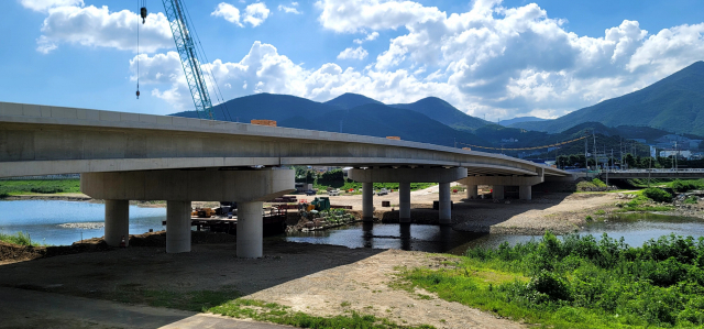 양산시가 신기동 일대 교통체증 해소를 위해 공사 중인 양산2교를 오는 9월 임시 개통하기로 하고 공사를 진행 중이다. 공사 중인 양산2교 전경. 김태권 기자