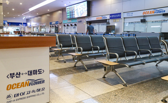 올 7월 부산항 국제여객터미널 대합실이 텅 비어 있는 모습. 부산일보 DB