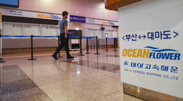 31일 오후 부산항 국제여객터미널 대합실이 텅 비어 있다. 일본의 국경 통제 일부 완화로 국내 여객선사가 대마도 노선 운항을 준비하고 있으나 지원 부족과 불황 장기화로 인해 코로나19 이전으로 돌아가기는 힘들 것으로 예상된다. 김종진 기자 kjj1761@