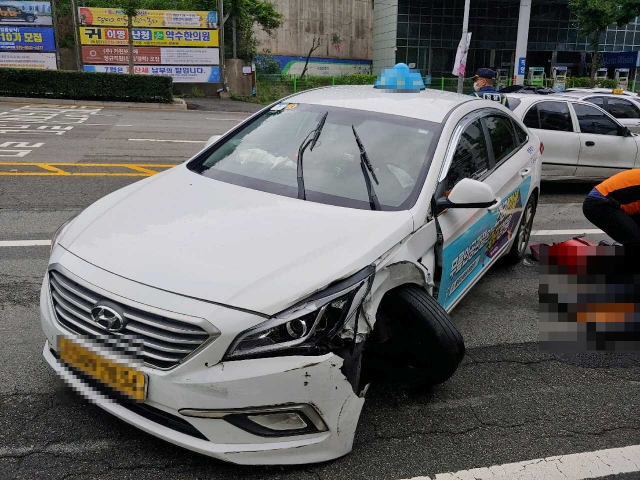 31일 낮 12시 23분 부산 남구 대남지하차도 입구에서 택시와 승용차가 충돌해 택시 운전자가 숨졌다. 부산경찰청 제공