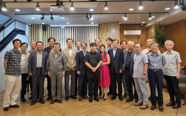 부산대 앞에 위치한 문화공간 봄이 10주년을 맞았다. 최근 열린 10돌 기념행사 ‘한국사 강좌 연구자 세미나’ 참석자들 모습. 문화공간 봄 제공