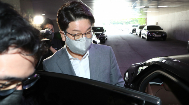 국민의힘 권성동 당 대표 직무대행 겸 원내대표가 29일 오전 서울 여의도 국회에서 최고위원 간담회를 마친 뒤 차량에 타고 있다. 연합뉴스