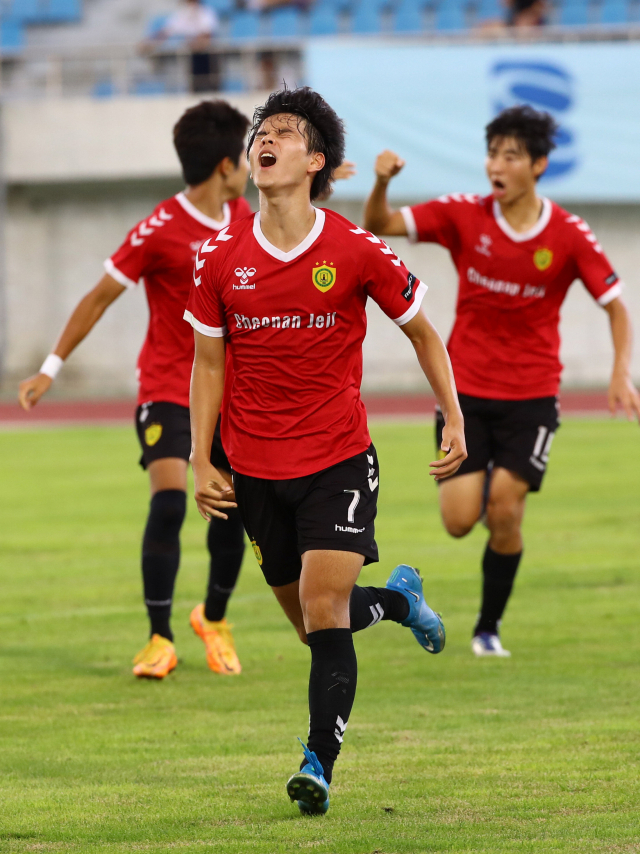 경기 FC광명시민 U18을 상대로 한 결승전에서 선제 결승골을 넣은 한재훈이 세리머니를 하는 모습. 정종회 기자 jjh@