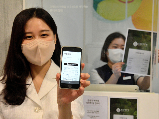 롯데백화점은 1일부터 종이가 아닌 아닌 모바일 영수증을 발급받는 고객에게 건당 100원의 인센티브와 엘포인트를 동시에 지급하는 ‘탄소중립 실천포인트제’를 도입한다. 롯데백화점 제공