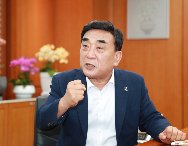 김두겸 울산시장은 지난달 28일 시청 집무실에서 가진 <부산일보> 인터뷰에서 “정부가 부울경 메가시티에 예산 편성 우선권 등을 이양해야 한다”고 주장했다. 울산시 제공