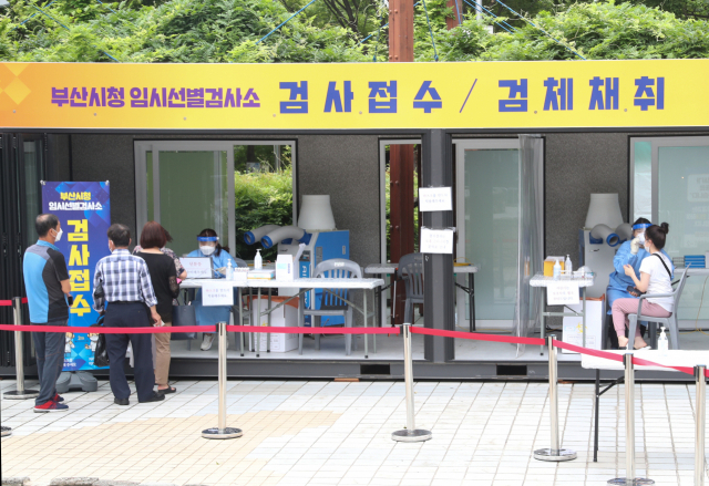 31일 부산시청 등대광장에 마련된 임시선별검사소에서 시민들이 검사를 받고 있다. 코로나19 확진자 급증에 따라 다시 운영에 들어간 부산시청 임시선별검사소는 매일 오후 2시부터 밤 9시까지 운영된다. 정대현 기자 jhyun@