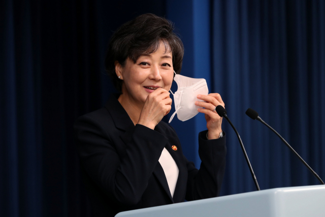 박순애 사회부총리 겸 교육부 장관이 29일 서울 용산 대통령실 청사에서 대통령 업무보고를 마친 뒤 출입기자들에게 브리핑하고 있다. 연합뉴스