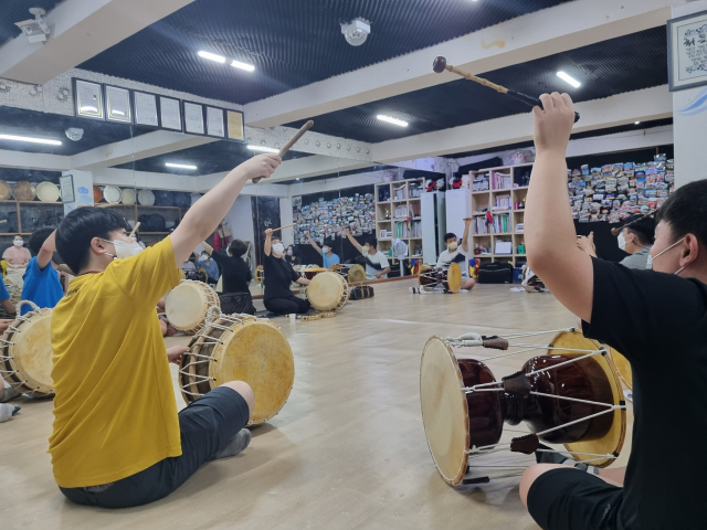 지난달 30일 부산 남구 용호동에서 풍물패 ‘굴렁쇠’ 연주자들이 영남농악을 연습하고 있다. 이들은 최근 대한민국장애인경연대회 부울경 본선에서 국악부문 금상을 수상해 올 10월 예정된 최종 경연을 준비하고 있다.
