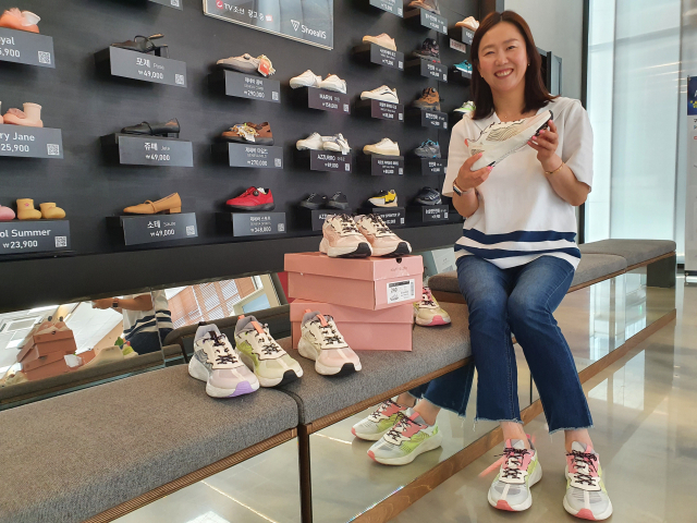 부산 사상구 감전동 부산경제진흥원 첨단실발융합허브센터에서 로핏스튜디오 심영주 대표가 직접 개발한 ‘브리즈’를 들고 환하게 웃고 있다.