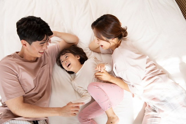 한 가구내에서 가족이 아니라 친구나 연인끼리 거주하는 비(非)친족 가구원이 지난해 처음으로 100만명을 넘어선 것으로 나타났다. 이미지투데이