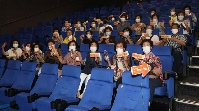 '산복빨래방' 호천마을 어르신들이 1일 오전 부산 중구 롯데백화점 광복점 롯데시네마에서 영화를 관람하기 위해 기다리고 있다. 이재찬 기자 chan@