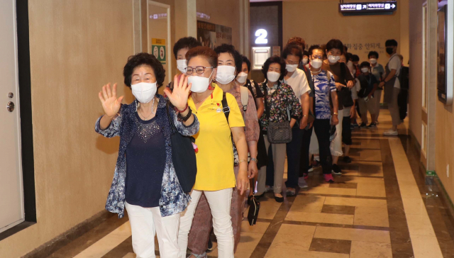 '산복빨래방' 호천마을 어르신들이 1일 오전 부산 중구 롯데백화점 광복점 롯데시네마에서 영화를 관람하기 위해 입장하고 있다. 이재찬 기자 chan@