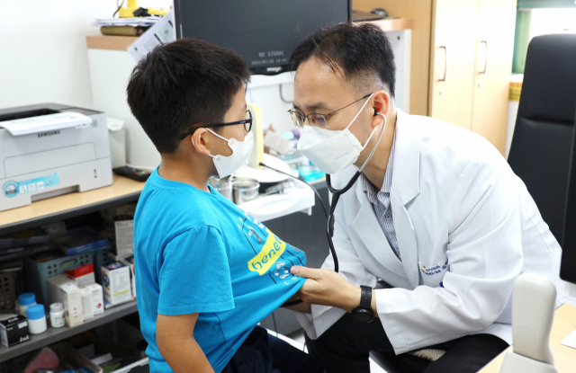 물놀이 시즌에는 감염성 질환에 유의해야 한다. 부산의료원 소아청소년과 김형수 과장이 어린이 환자를 진찰하고 있다. 부산의료원 제공