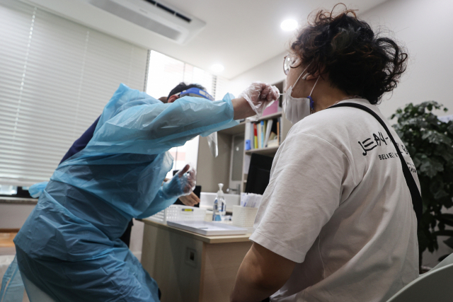 사진은 1일 서울 시내 한 병원에서 신속항원검사를 받는 시민. 연합뉴스